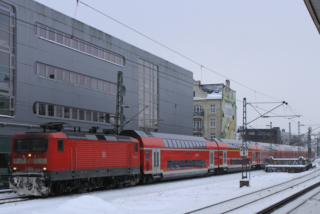 Die 112 147 kommt mit einem RE durch den Banhof HAMBURG Sternschanze. Am 28.12.2010