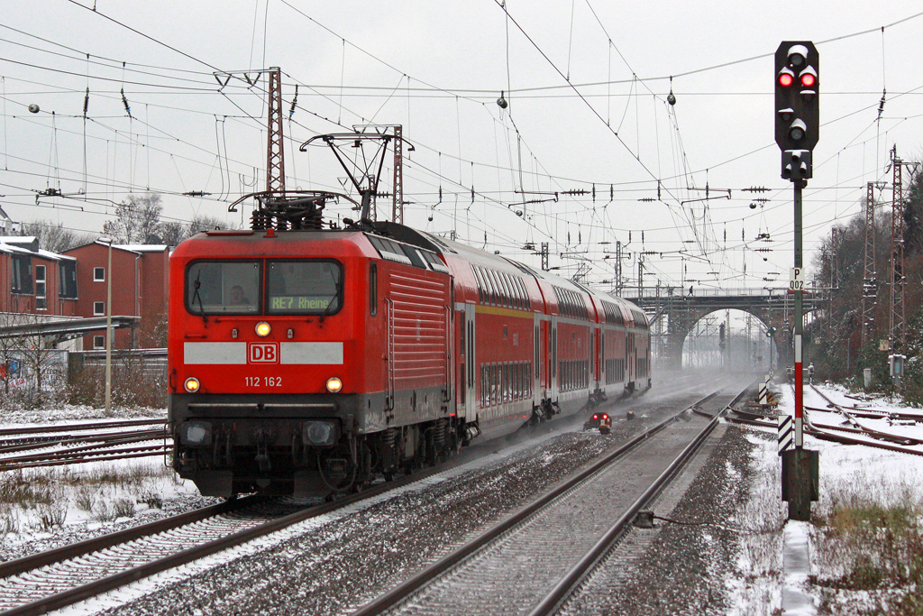Die 112 162 als RE 7 in Wuppertal Vohwinkel am 30,11,10