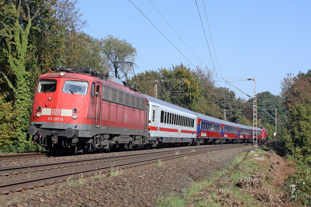 Die 113 267-9 mit IC 2862 in Gruiten am 12,10,10