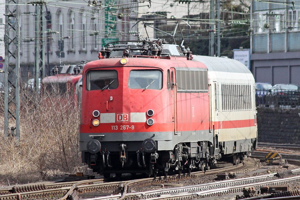 Die 113 267-9 mit IC 2862 nach Bonn Hbf bei der Einfahrt den Wuppertaler Hbf am 27,03,10 