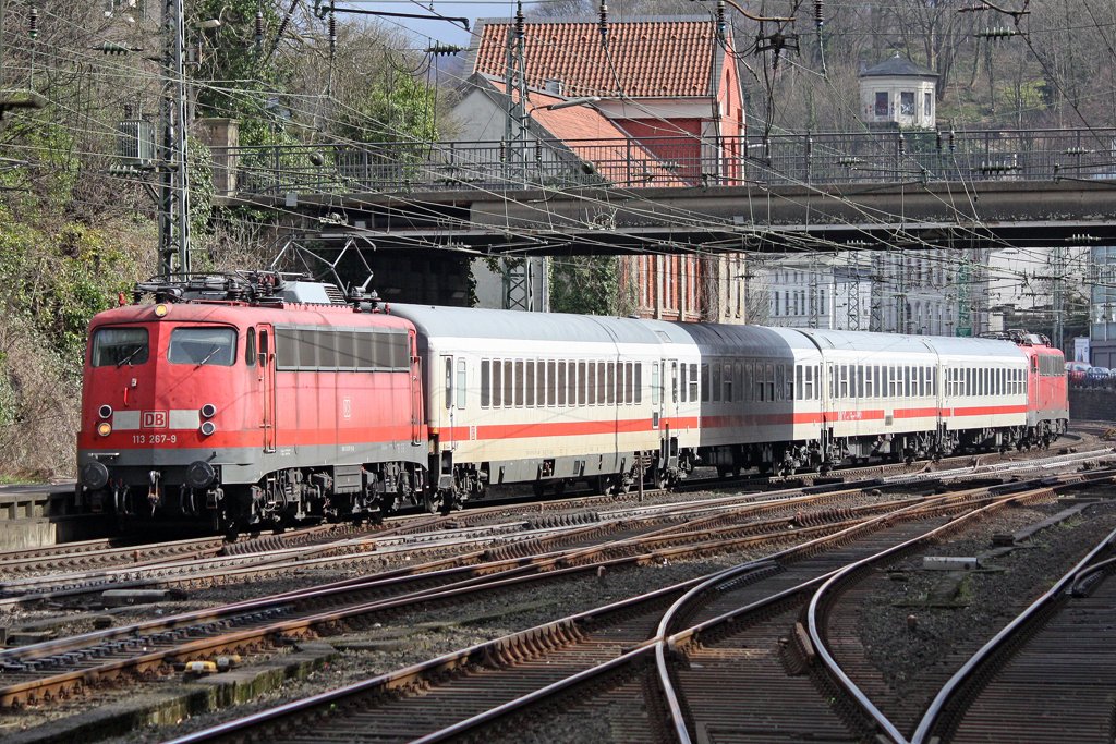 Die 113 267-9 mit IC 2862 nach Bonn Hbf bei der Einfahrt den Wuppertaler Hbf am 27,03,10 
