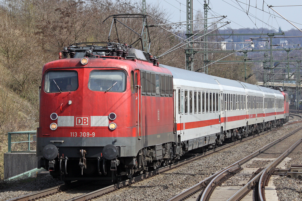 Die 113 309-9 mit dem IC 2862 richtung Bonn in Wupperal Vohwinkel am 07,04,10