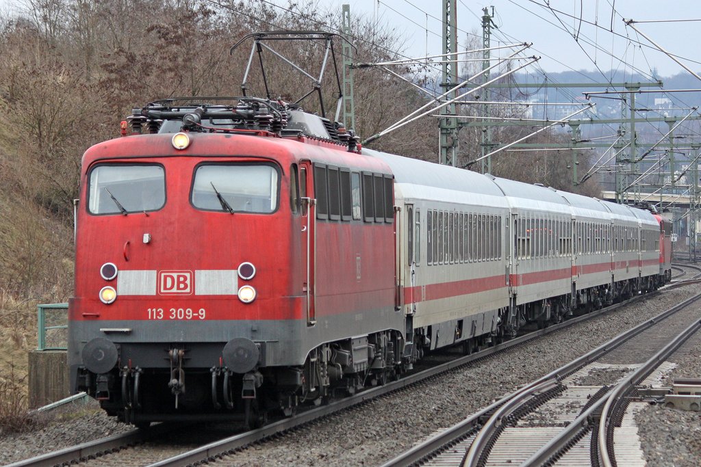 Die 113 309-9 mit IC 2862 in Wuppertal Vohwinkel am 20,03,10