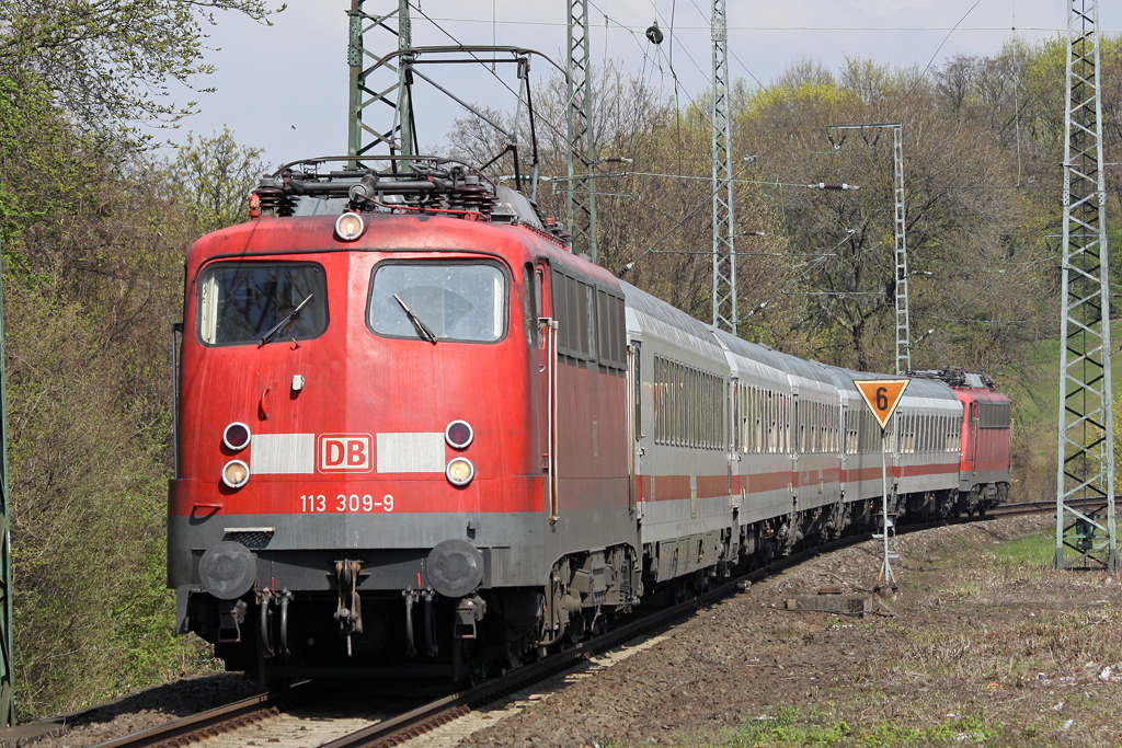 Die 113 309-9 mit IC 2862 in K�ln West am 09,04,10