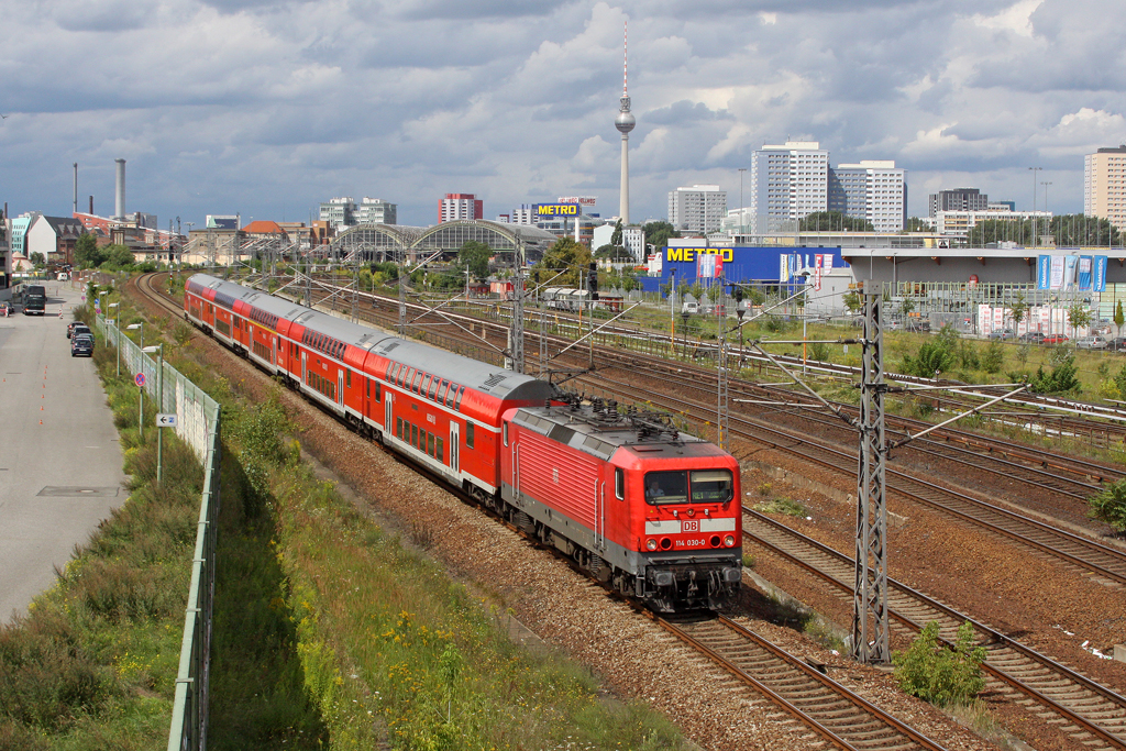 Die 114 030-0 in Berlin Warschauer Stra�e am 08,08,11 