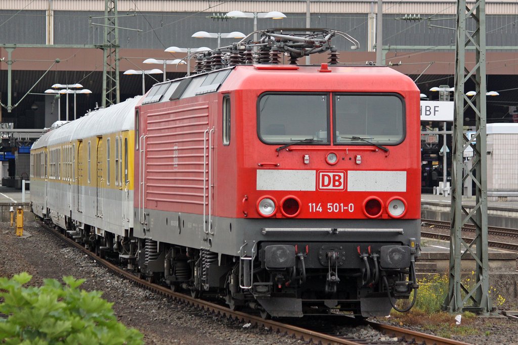 Die 114 501-0 der DB Systemtechnik Minden mit einem Messzug steht abgestellt in D�sseldorf HBF, am 03.10.2009
