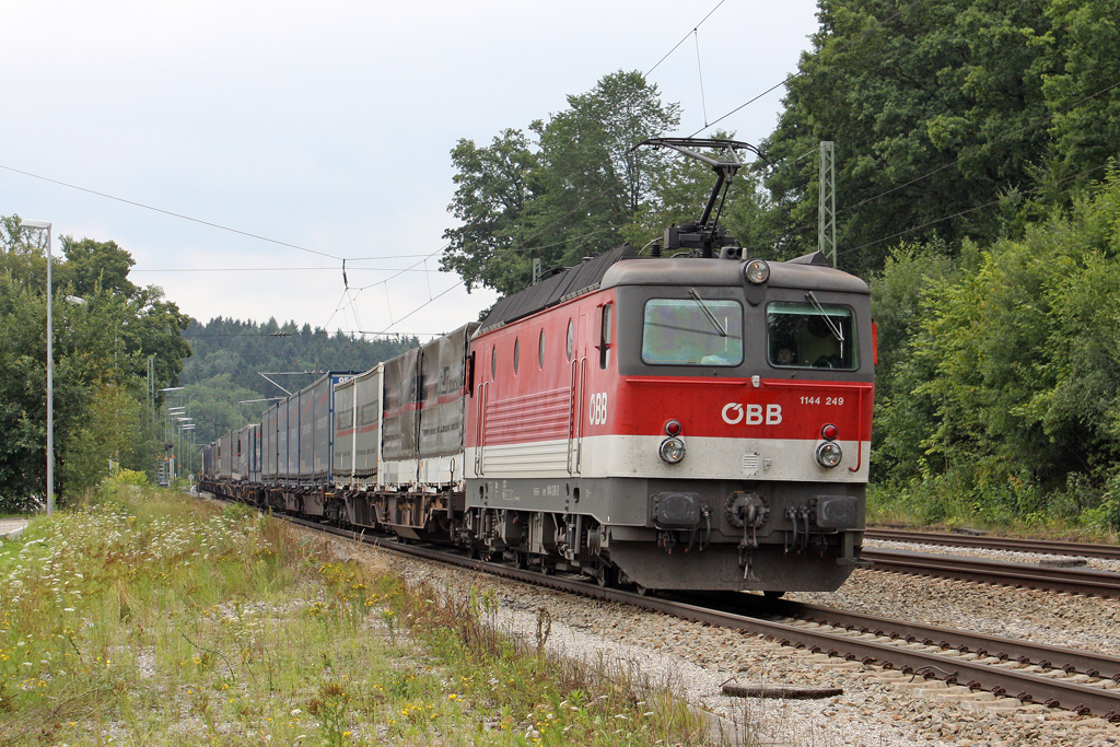 Die 1144 249 in A�ling (Oberbay) am 30,07,11 