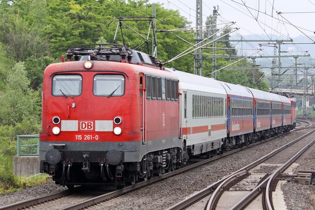 Die 115 261-0 mit IC 2862 in Wuppertal Vohwinkel am 31,05,10