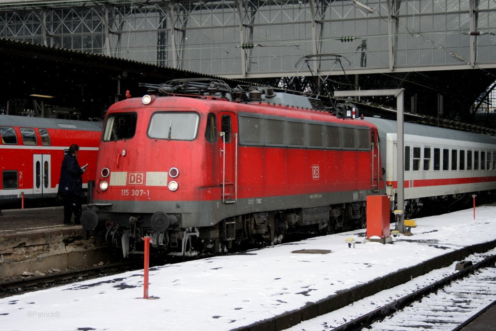 Die 115 307-1 hatte die Aufgabe einen IC am Freitag Nachmittag nach Halle an der Saale zu bringen. Mir ging das Herz auf als das Schaltwerk laut schepperte.

Patrick E.