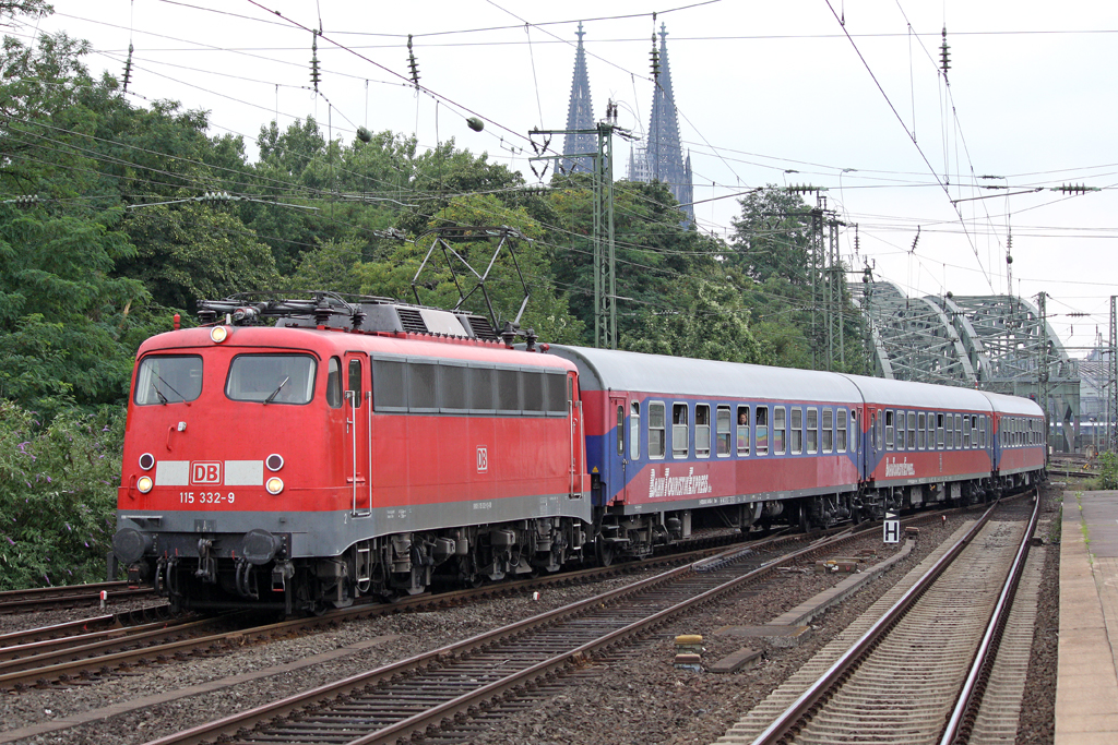 Die 115 332-9 in K�ln Deutz am 13,08,10