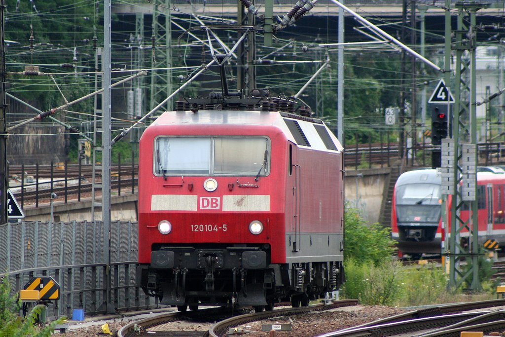 Die 120 104-5 vor dem Dresdener Hbf am 11.07.09