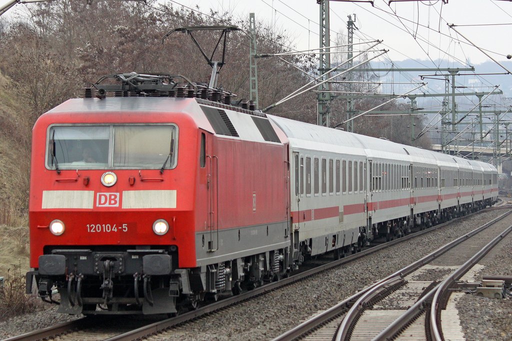 Die 120 104-5 in Wuppertal Vohwinkel am 22,01,10