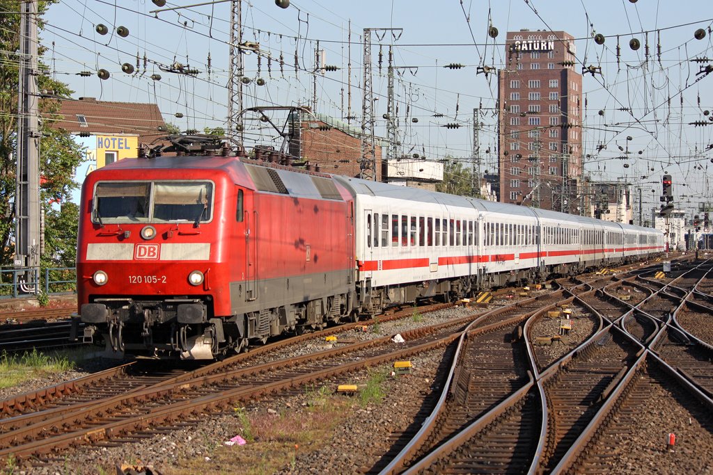 Die 120 105-2 in K�ln Hbf am 05,06,10