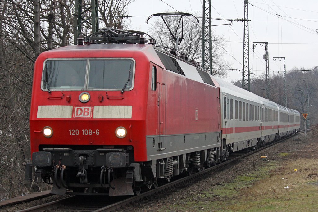 Die 120 108-6 in K�ln West am 21,01,10