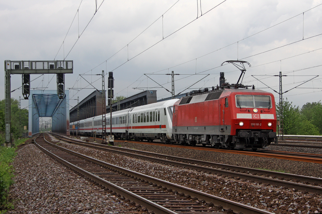 Die 120 110-2 auf der S�derelbbr�cke in Hamburg am 11,05,12