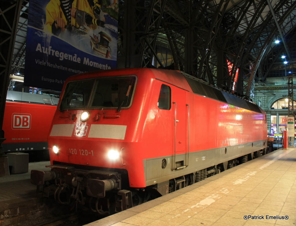 Die 120 120-1 steht in Frankfurt am Main Hauptbahnhof. Sie brachte einen 4 Wagen EC von K�ln nahc Frankfurt.

