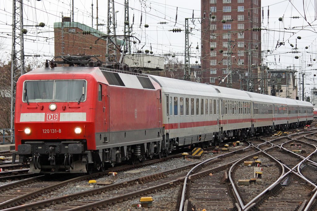 Die 120 131-8 bei der Einfahrt in K�ln Hbf am 28,02,10
