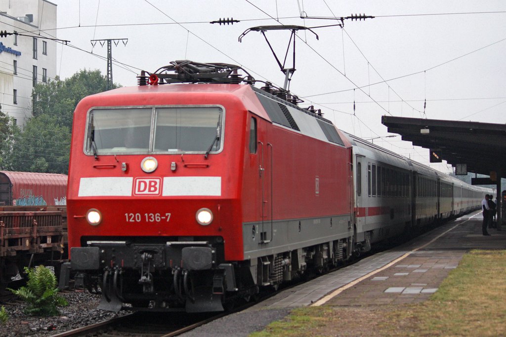 Die 120 136-7 in K�ln West, am 12,08,09