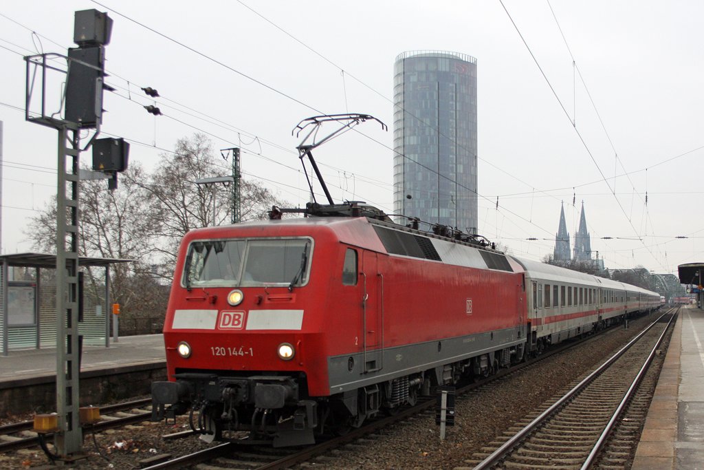 Die 120 144-1 in K�ln Deutz am 21,01,10