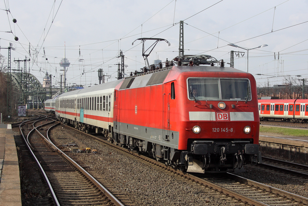 Die 120 145-8 in K�ln Deutz am 09,03,12