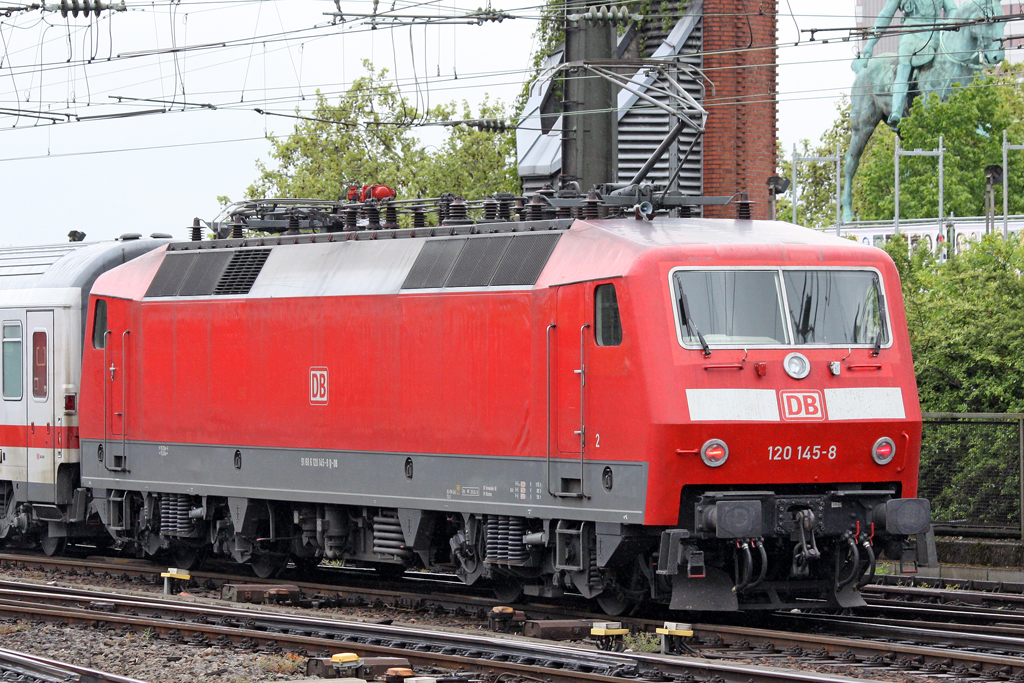 Die 120 145-8 in K�ln Hbf am 07,05,10