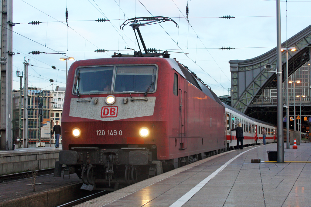 Die 120 149-0 in K�ln Hbf am 03,10,10