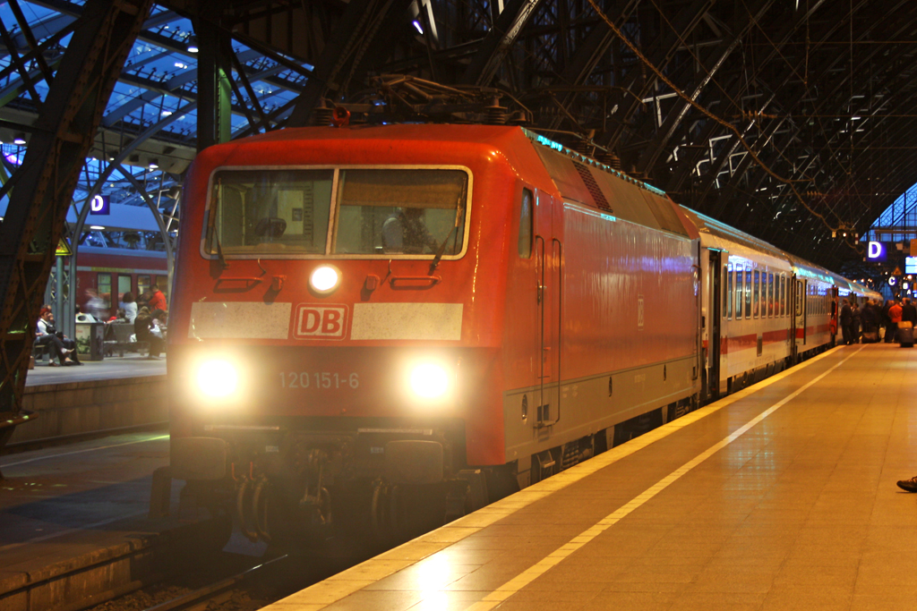 Die 120 151-6 in K�ln Hbf am 03,10,10