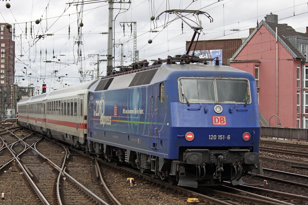 Die 120 151-6 in K�ln Hbf am 28,02,10