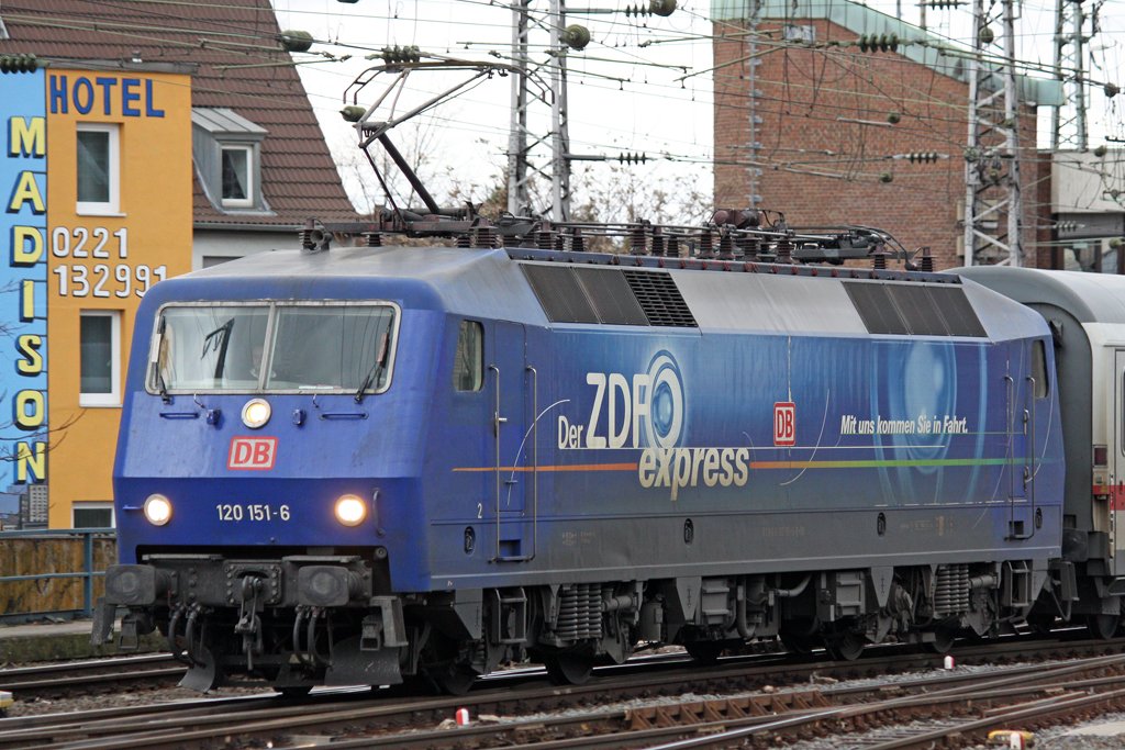 Die 120 151-6 in K�ln Hbf am 28,02,10