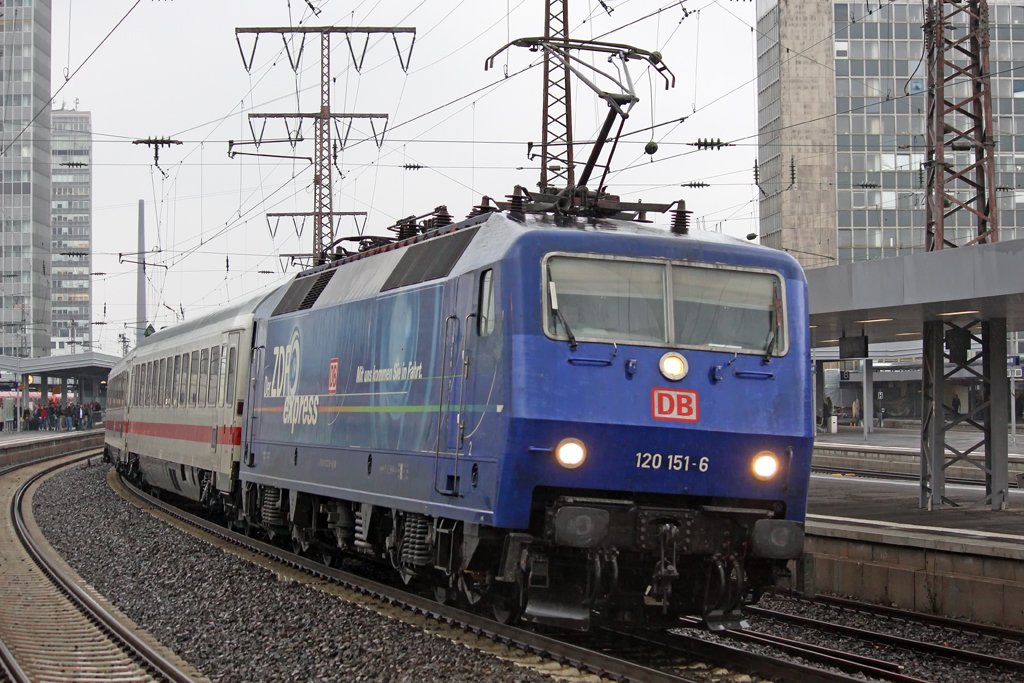 Die 120 151-6 mit dem IC 2861 von K�ln Hbf nach Berlin Ostbahnhof in Essen Hbf am 26,02,10