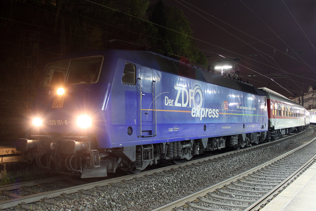 Die 120 151-6 mit dem EN 447 in Wuppertal Hbf am 28,04,10