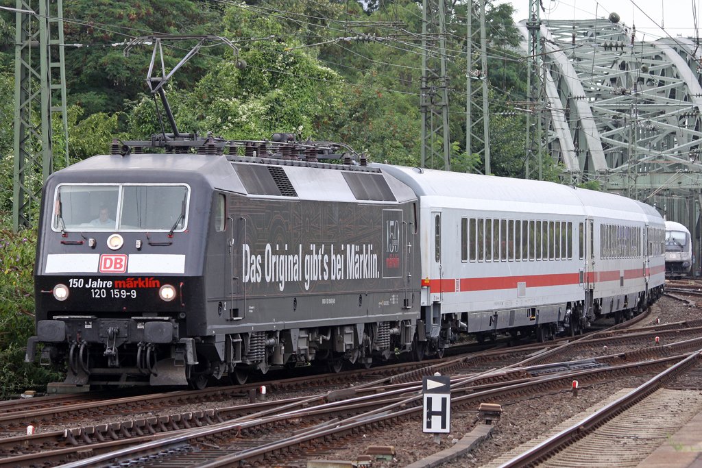 Die 120 159-9 mit einen ICE Ersatzzug in K�ln Deutz am 31,07,09