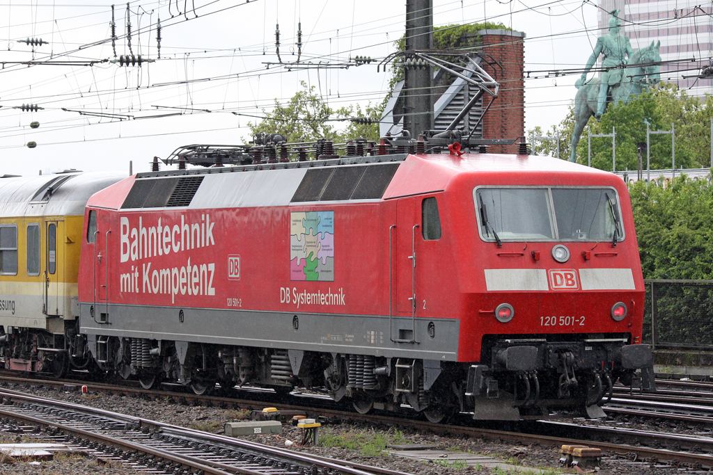 Die 120 501-2 der DB Systemtechnik in K�ln Hbf am 07,05,10