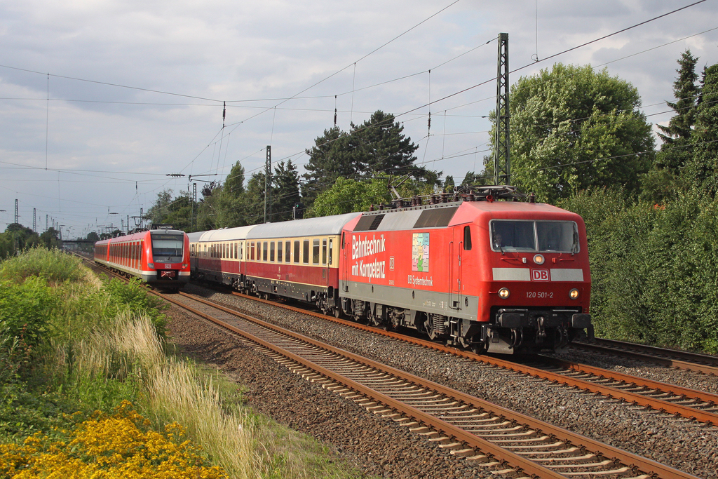 Die 120 501-2 mit IC 2417 in Angermund am 01,07,12