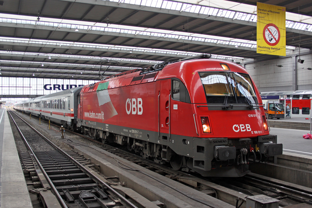 Die 1216 011 in M�nchen Hbf am 02,08,10