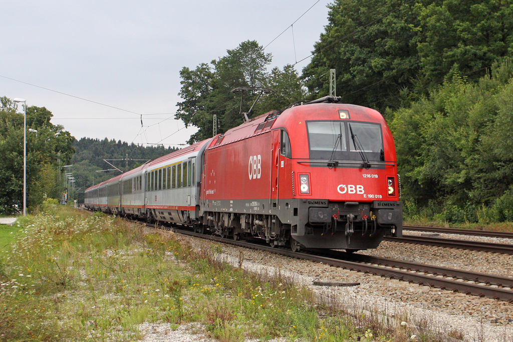 Die 1216 019 in A�ling (Oberbay) am 30,07,11 