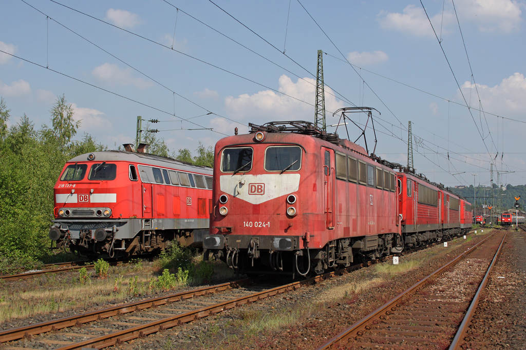Die 140 024-1 neben 218 137-8 nach der Lokparade vom DB Museum Koblenz L�tzel am 21,05,11