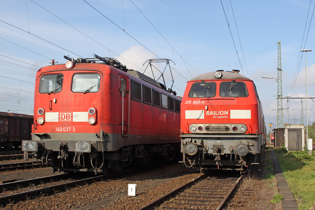 Die 140 037-3 neben 225 009-0 in Koblenz L�tzel am 09,10,11
