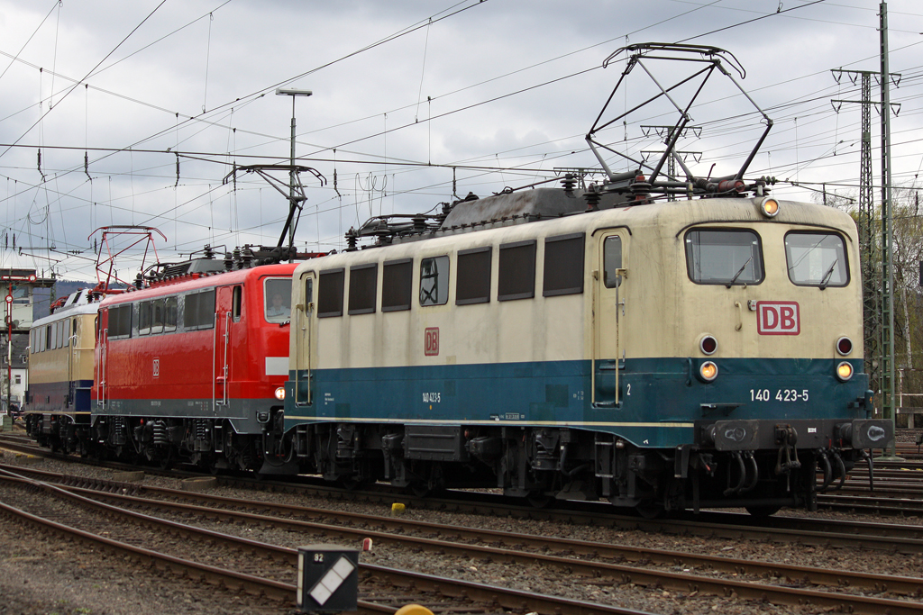 Die 140 423-5 , 111 111-1 und E10 1239 beim rangieren in Koblenz-L�tzel am 03,04,10