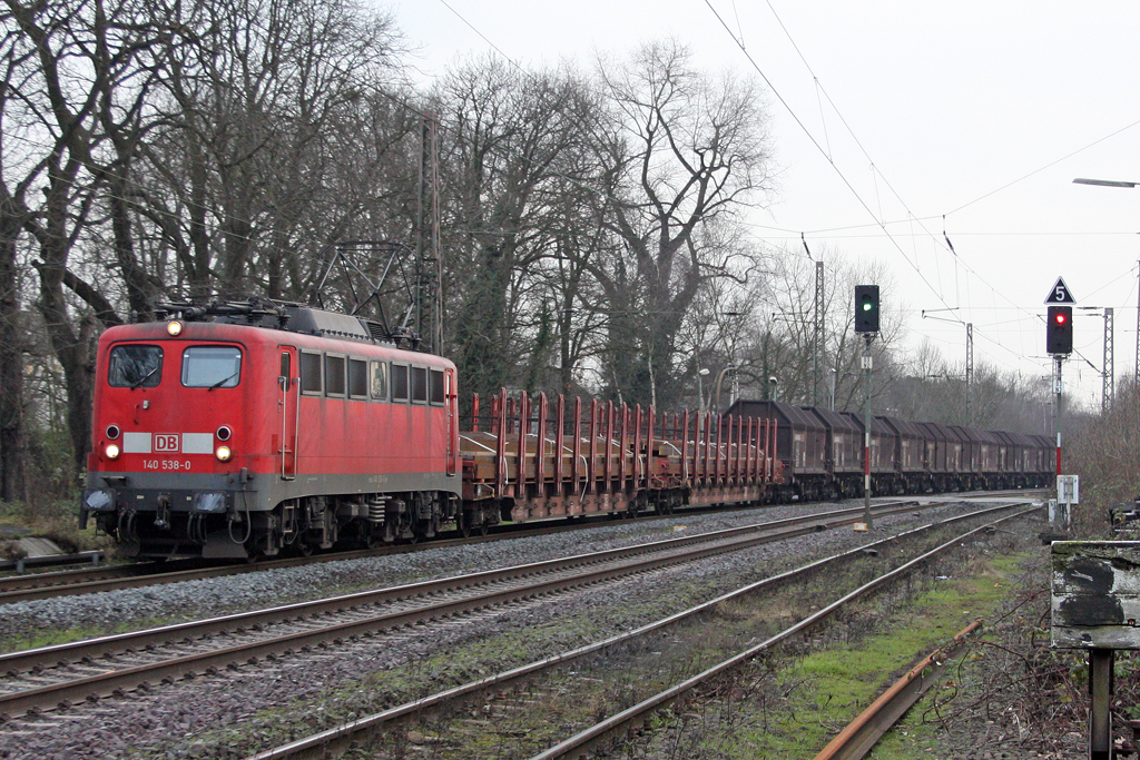 Die 140 538-0 in Ratingen Lintorf am 26,01,11