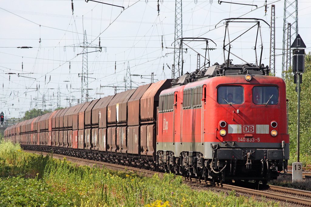 Die 140 833-5 und 140 ... mit einen Kohlezug in Ratingen Lintorf am 15,07,09