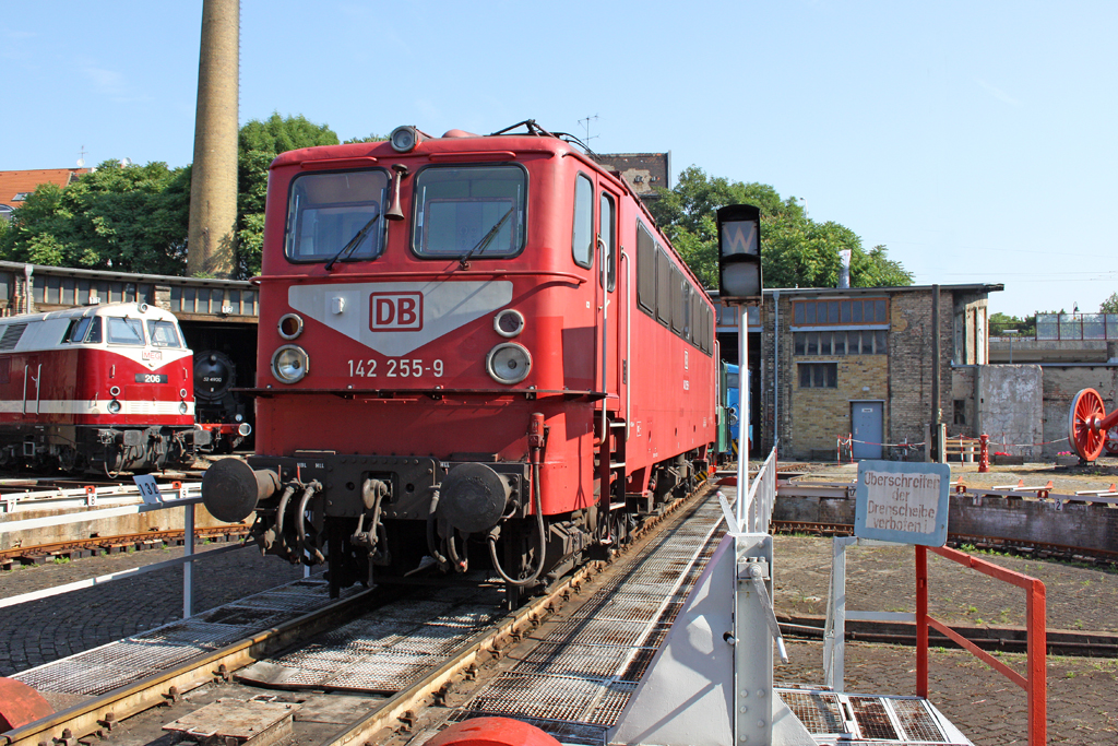 Die 142 255-9 im DB Museum Halle (Saale) am 02,07,10