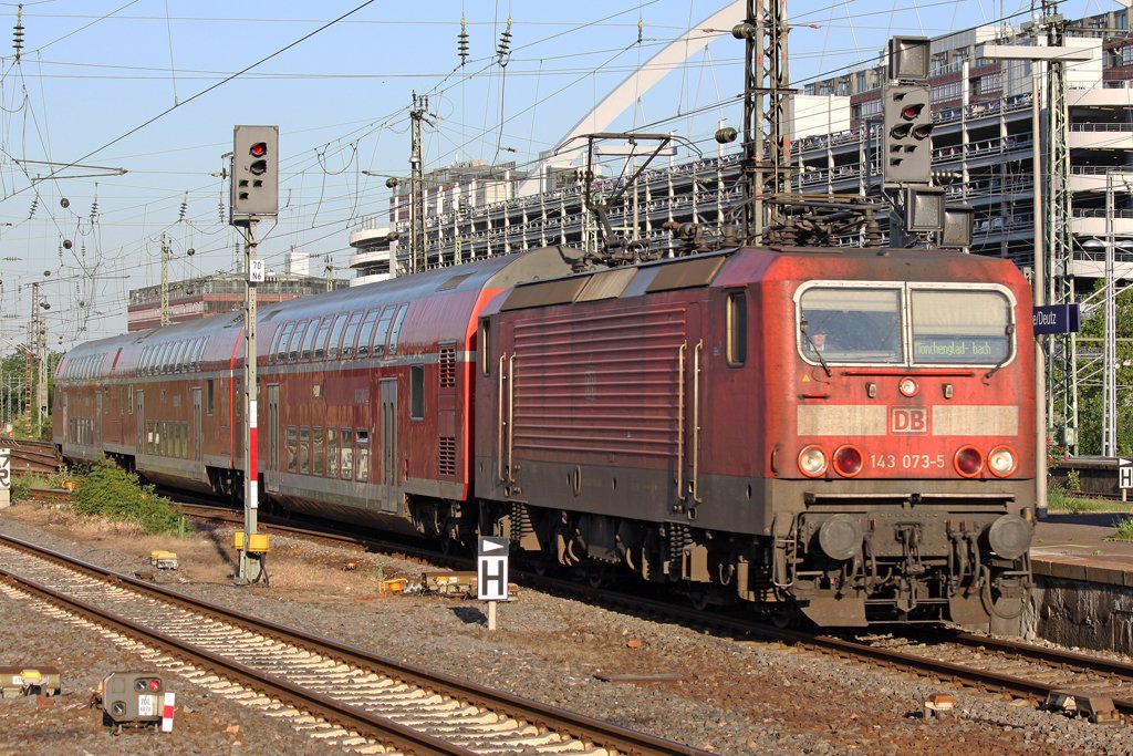 Die 143 073-5 in K�ln Deutz am 04,06,10