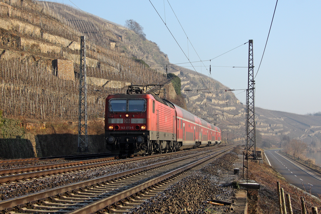 Die 143 073-5 in Winningen (Mosel) am 29,01,11