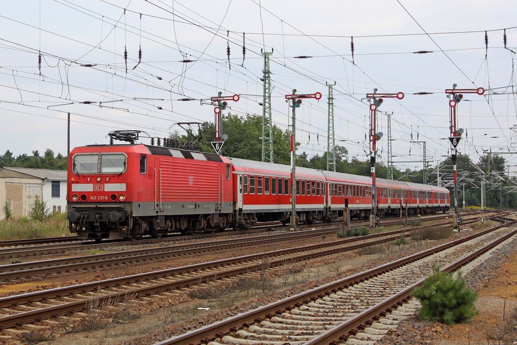 Die 143 221-0 in Calau (Niederl) am 17,08,11