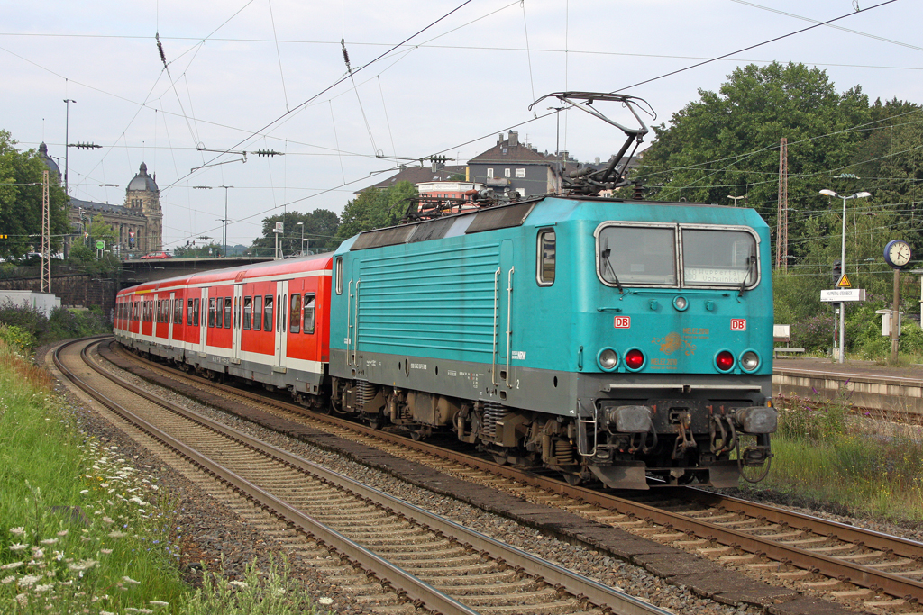 Die 143 247-2  Melez  schiebt einen leerzug nach Hagen Hbf in Wuppertal Steinbeck am 21,07,11