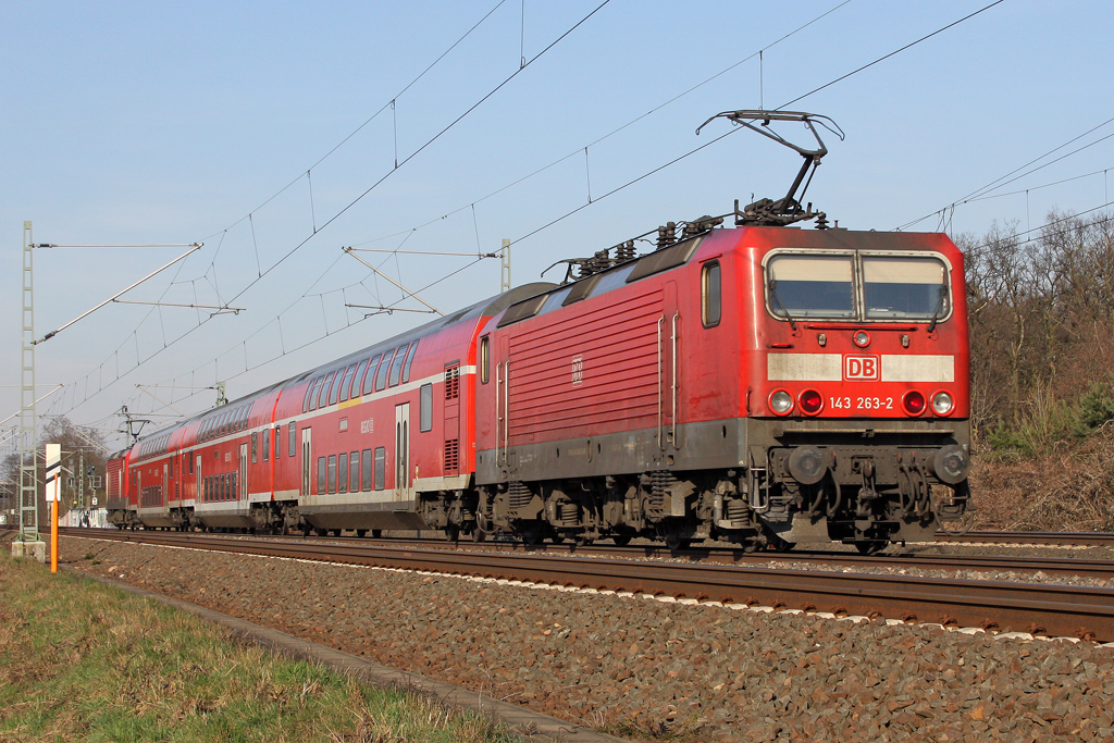 Die 143 263-2 als RE nach Frankfurt bei Raunheim am 31,03,11 