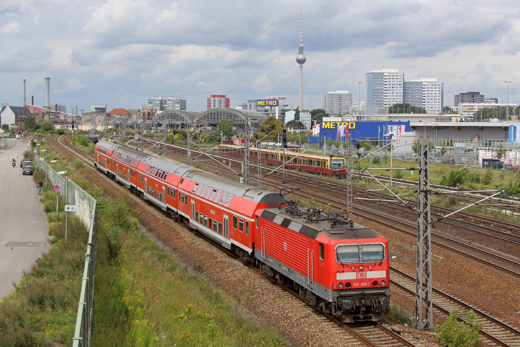 Die 143 305-1 in Berlin Warschauer Stra�e am 08,08,11 