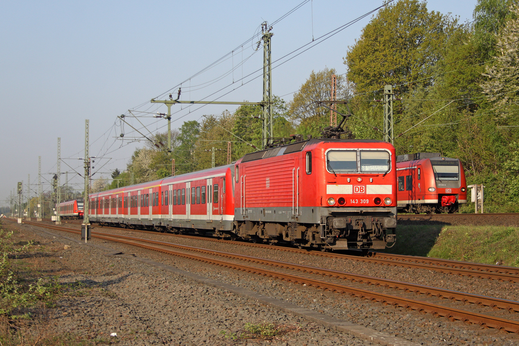Die 143 309 neben 425 023-9 in Wuppertal Vohwinkel am 20,04,11
