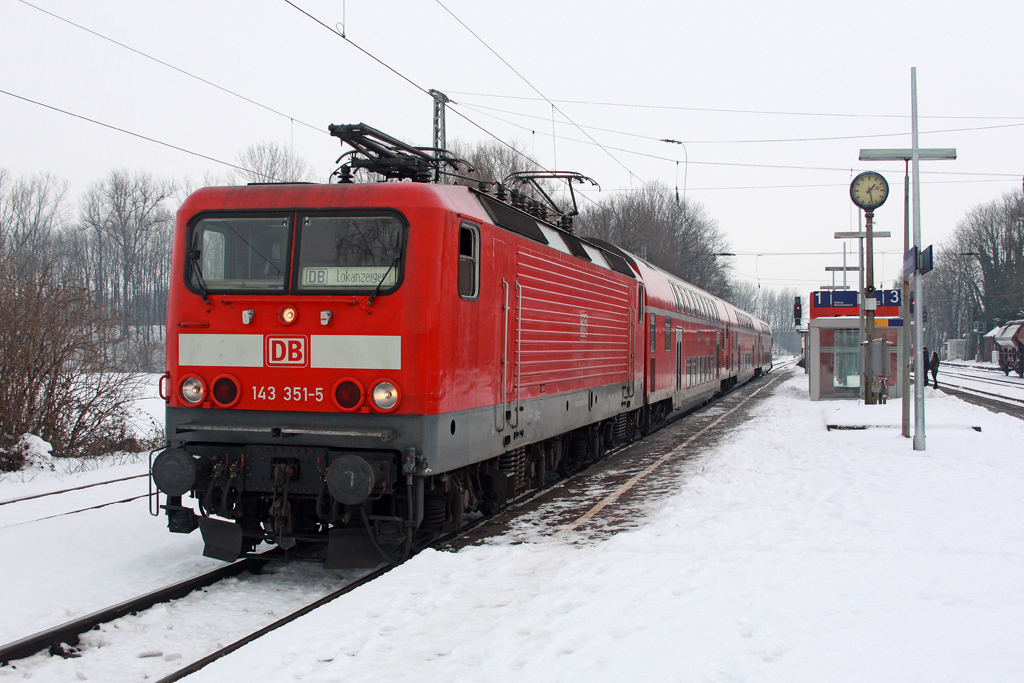 Die 143 351-5 in Rommerskirchen am 22,12,10